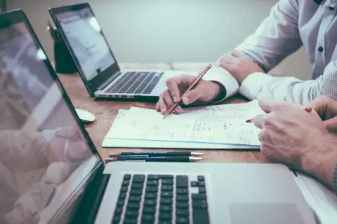 Zwei Personen arbeiten an einem Projekt, das zeigt, was ist Medieninformatik: Design, Entwicklung und Anwendung digitaler Medien.