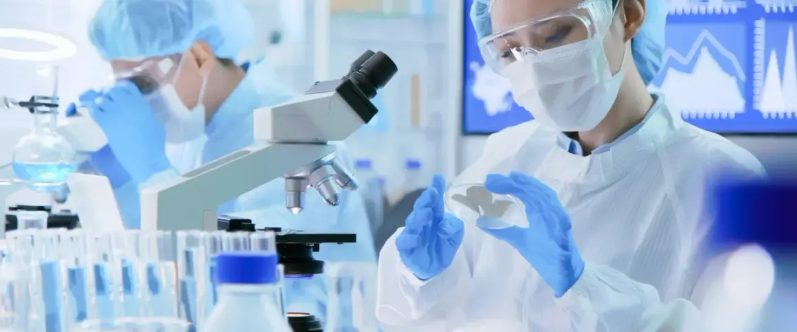 Forscher im Labor untersuchen Proben unter dem Mikroskop. Ihr **virologie studium** bringt sie der Entschlüsselung von Krankheiten näher.
