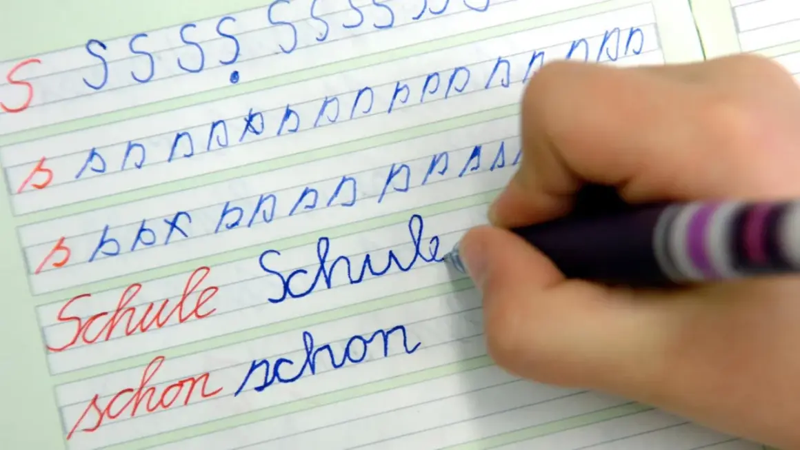 Kind übt das **Buchstaben schreiben lernen** auf liniiertem Papier. Es schreibt die Buchstaben S, b, p und die Wörter "Schule" und "schon".