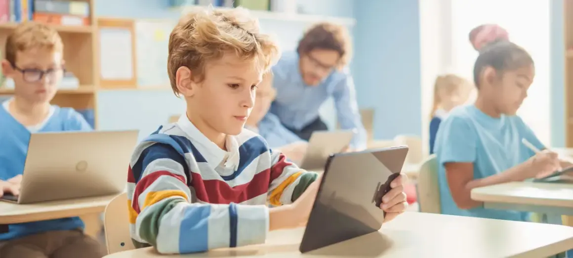 Schüler lernen mit Tablets und Laptops. Digitale Medien in der Schule fördern interaktives Lernen.