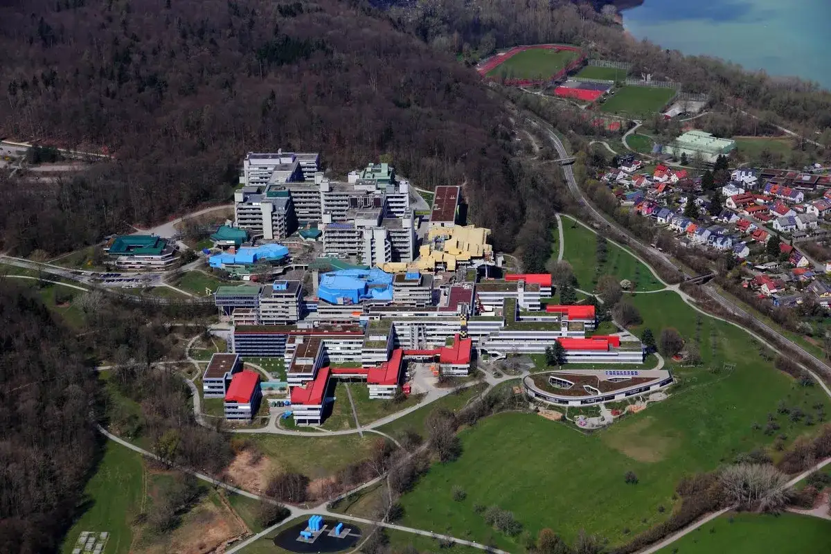 Luftaufnahme des Campus der Universität Konstanz. Hier lässt es sich gut studieren in Konstanz, mit Blick auf den Bodensee und die umliegende Natur.