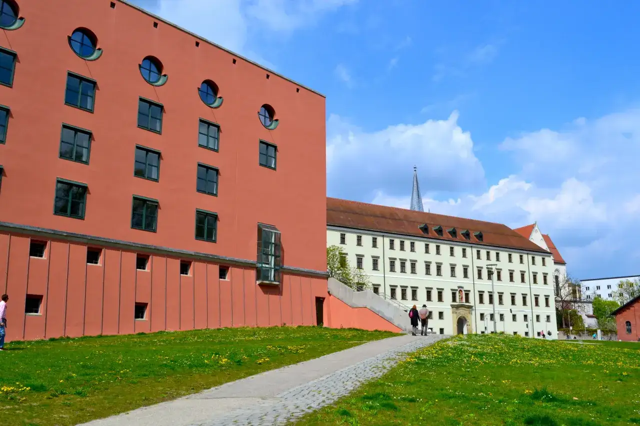 Moderne und historische Geb&auml;ude in Passau, wo man vielseitig studieren kann.