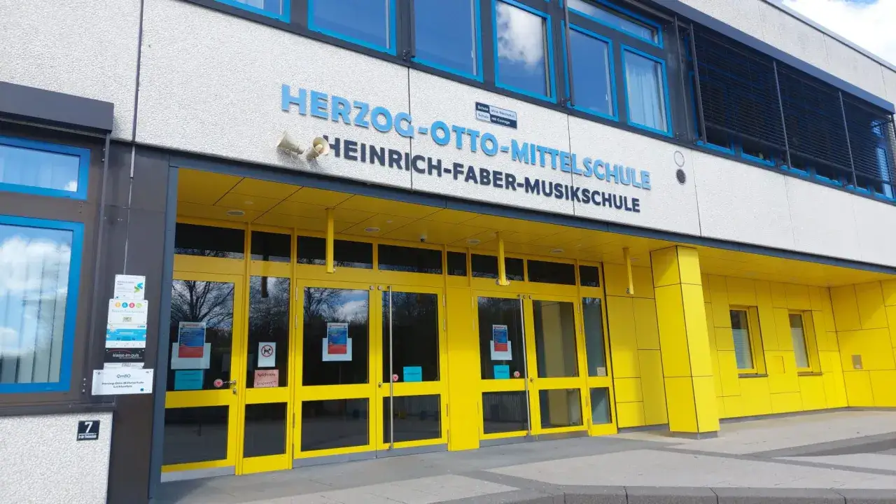 Herzog-Otto-Mittelschule, eine Schule, die Wissen und Musik vereint. Hier lernen Sch&uuml;ler, was eine Mittelschule ausmacht.