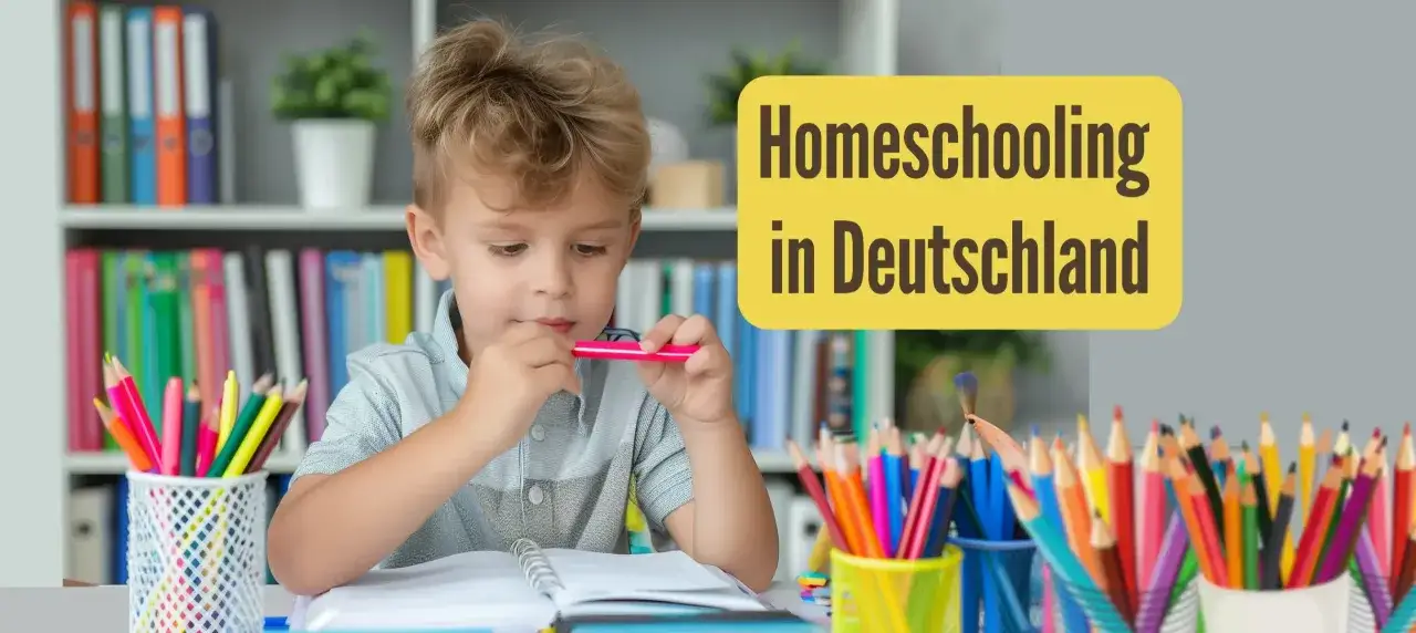 Ein Junge lernt zu Hause. Die Frage, ob Homeschooling in Deutschland erlaubt ist, wird durch das Bild und den Text