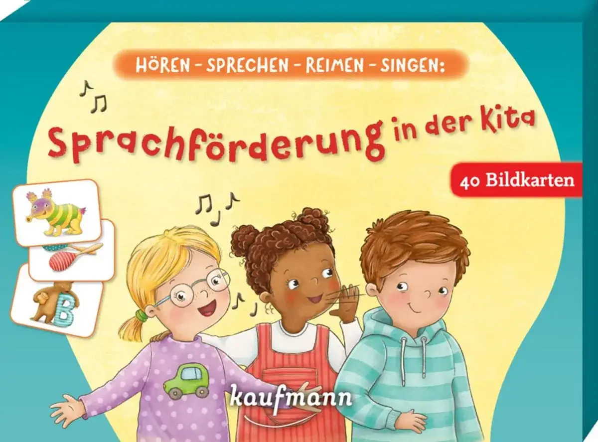 Drei Kinder lernen spielerisch, wie man reime auf lieder findet. Bildkarten mit lustigen Motiven helfen dabei.