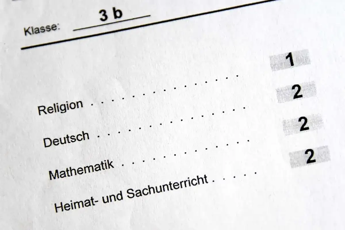 Zeugnis der 3 b Klasse: Religion 1, Deutsch 2, Mathematik 2, Heimat- und Sachunterricht 2.